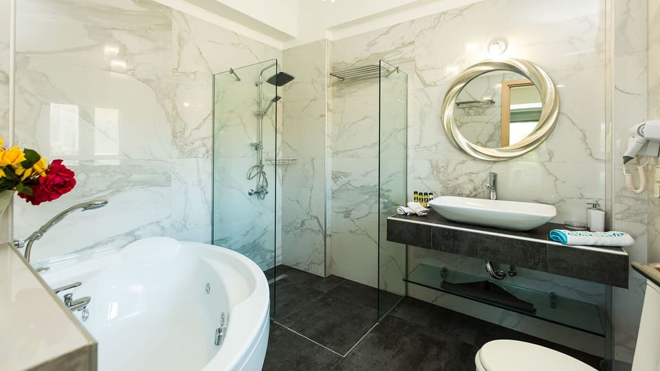 En-suite bathroom with Jacuzzi