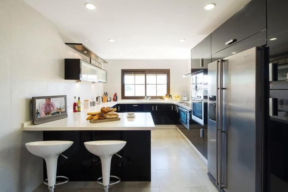 Fully equipped kitchen.