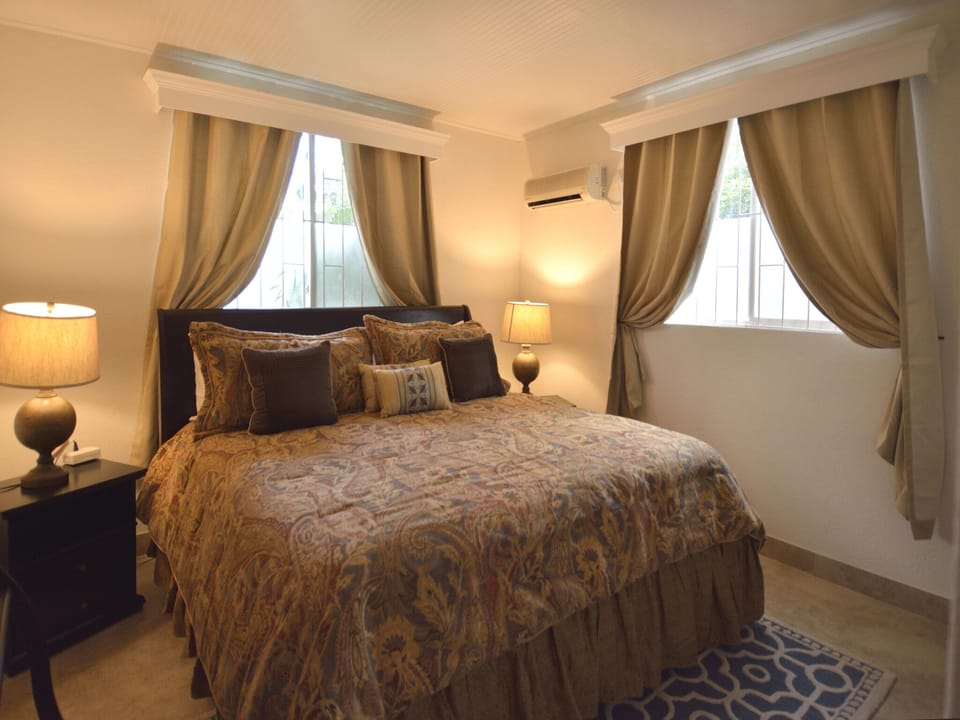Calmar's king bedroom