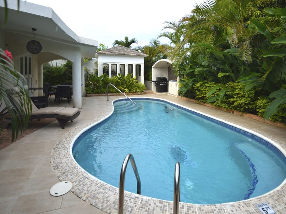 Calmar's pool and patio