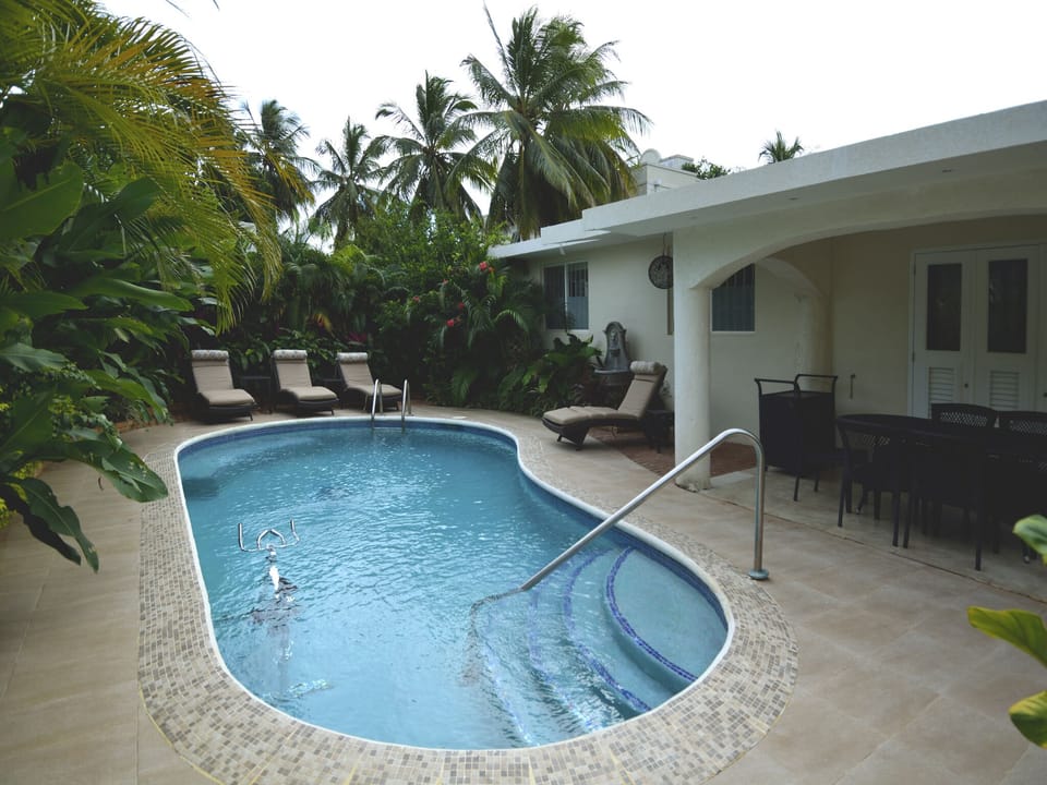 Calmar's pool and patio