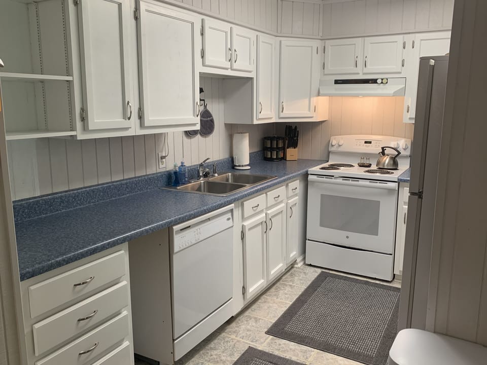 Full kitchen 
