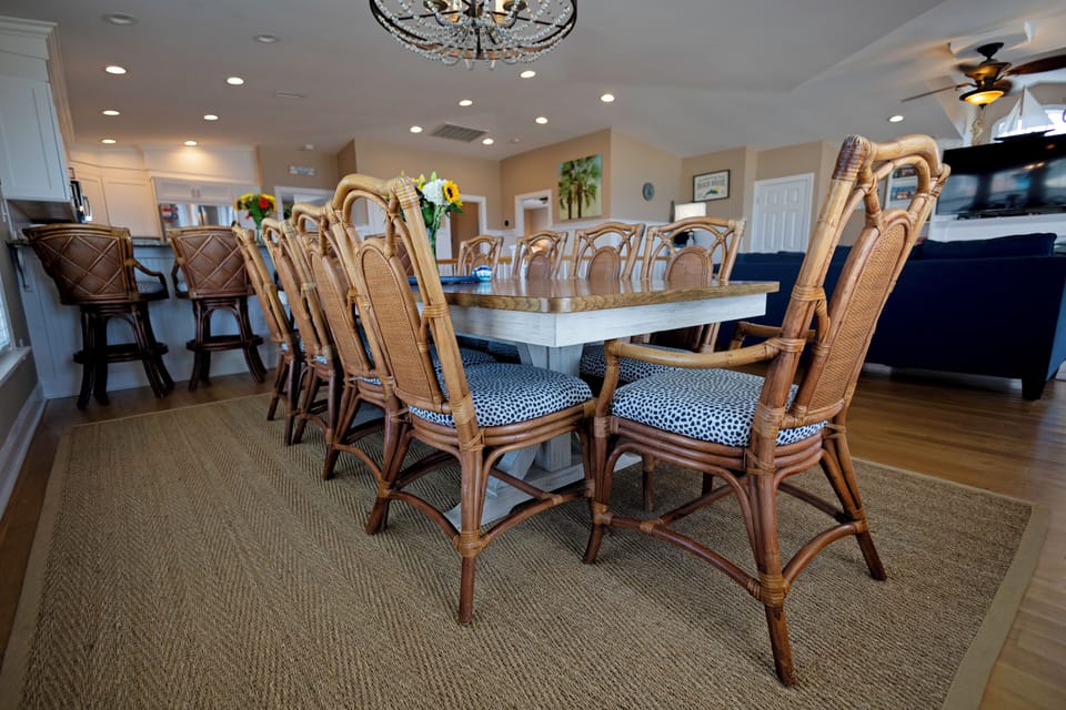 Dining for10 at table & 4 at bar area
