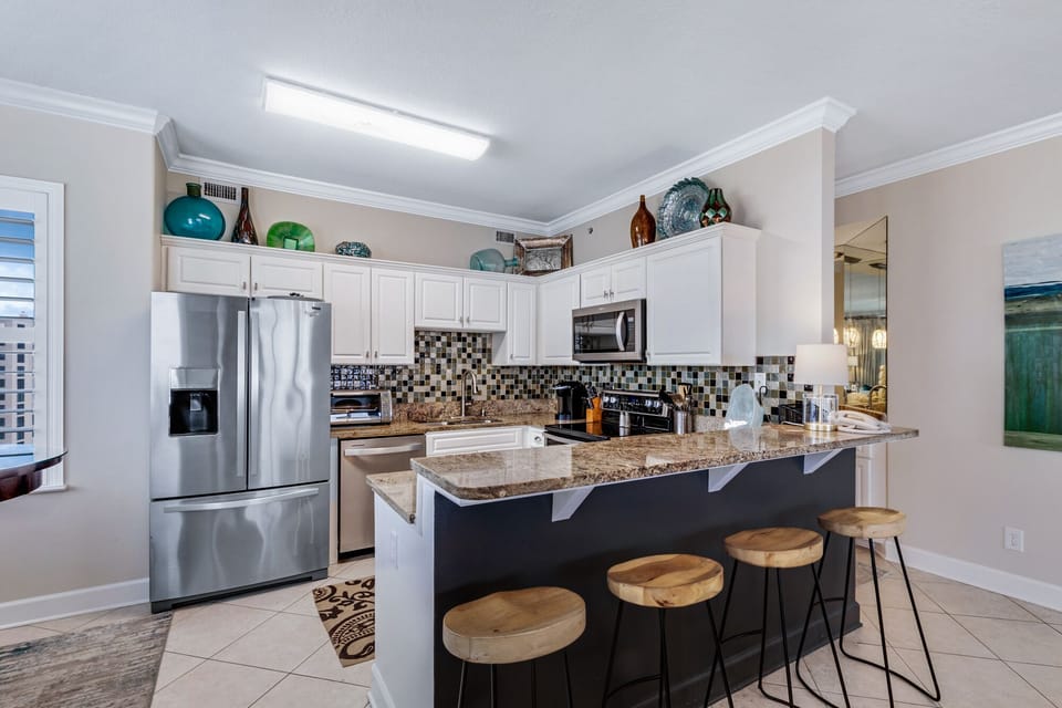 Kitchen bar with 4 stools