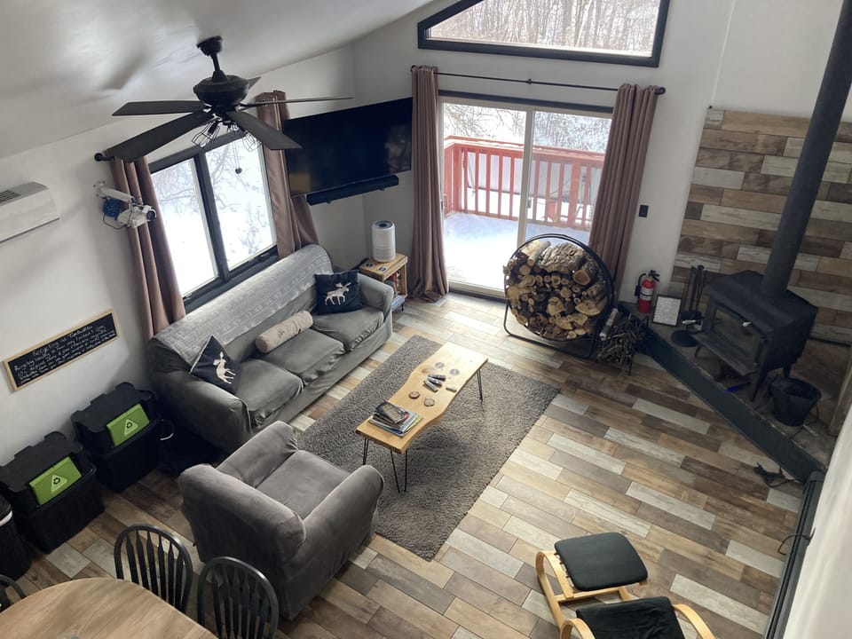 3D tour here: https://app.lapentor.com/sphere/timbuktu-chalet-tour