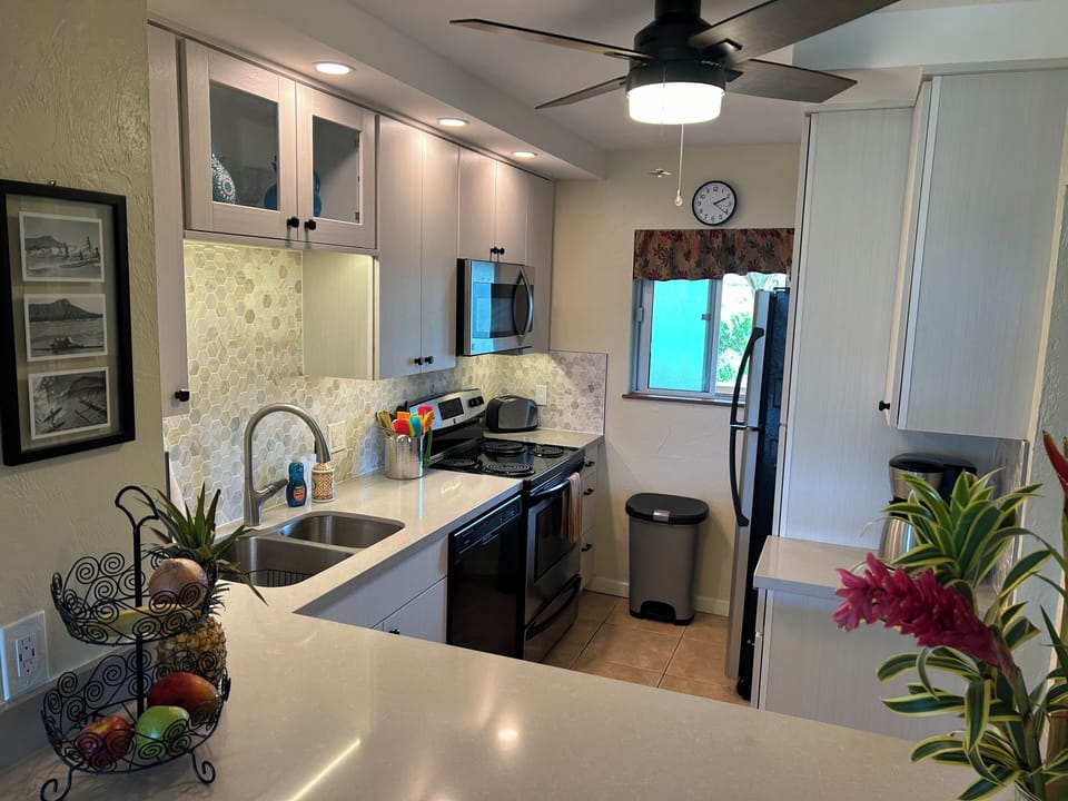 Full kitchen with breakfast bar