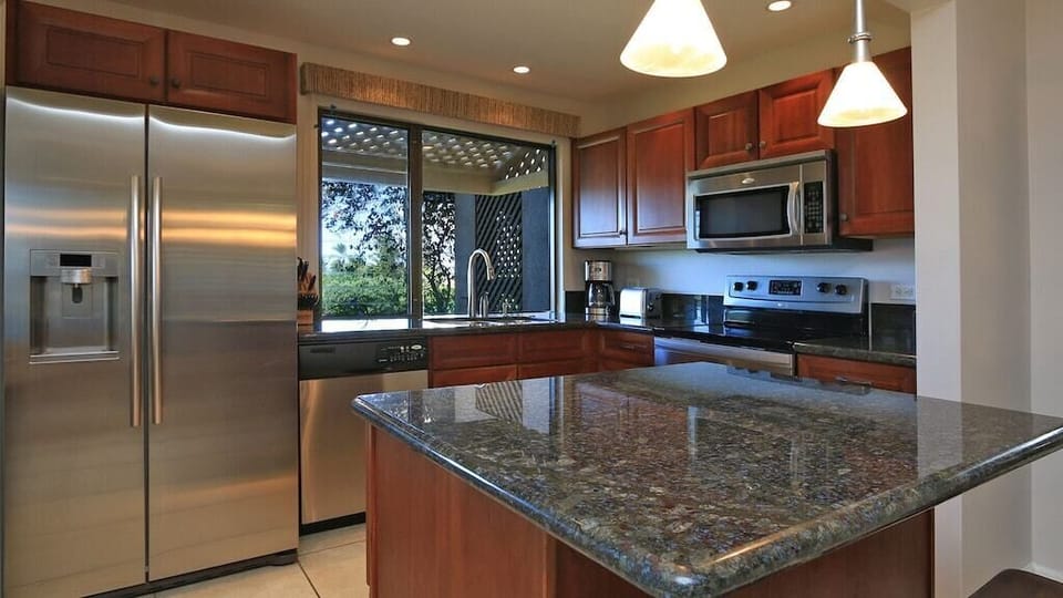 Granite counters and Kitchen Island