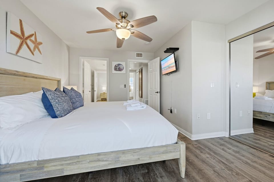 Bedroom 3 with queen bed & TV