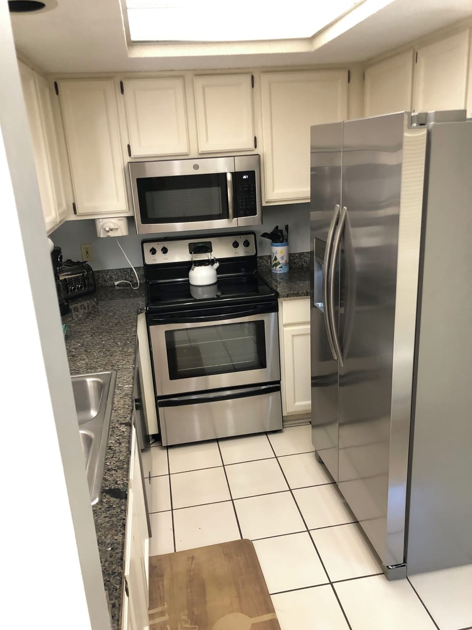 Filtered water and ice dispenser on fridge