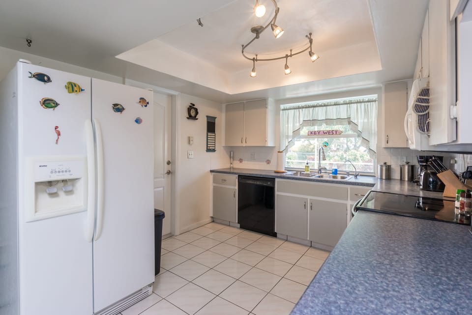 Full kitchen with all the accessories you could possibly ask for.