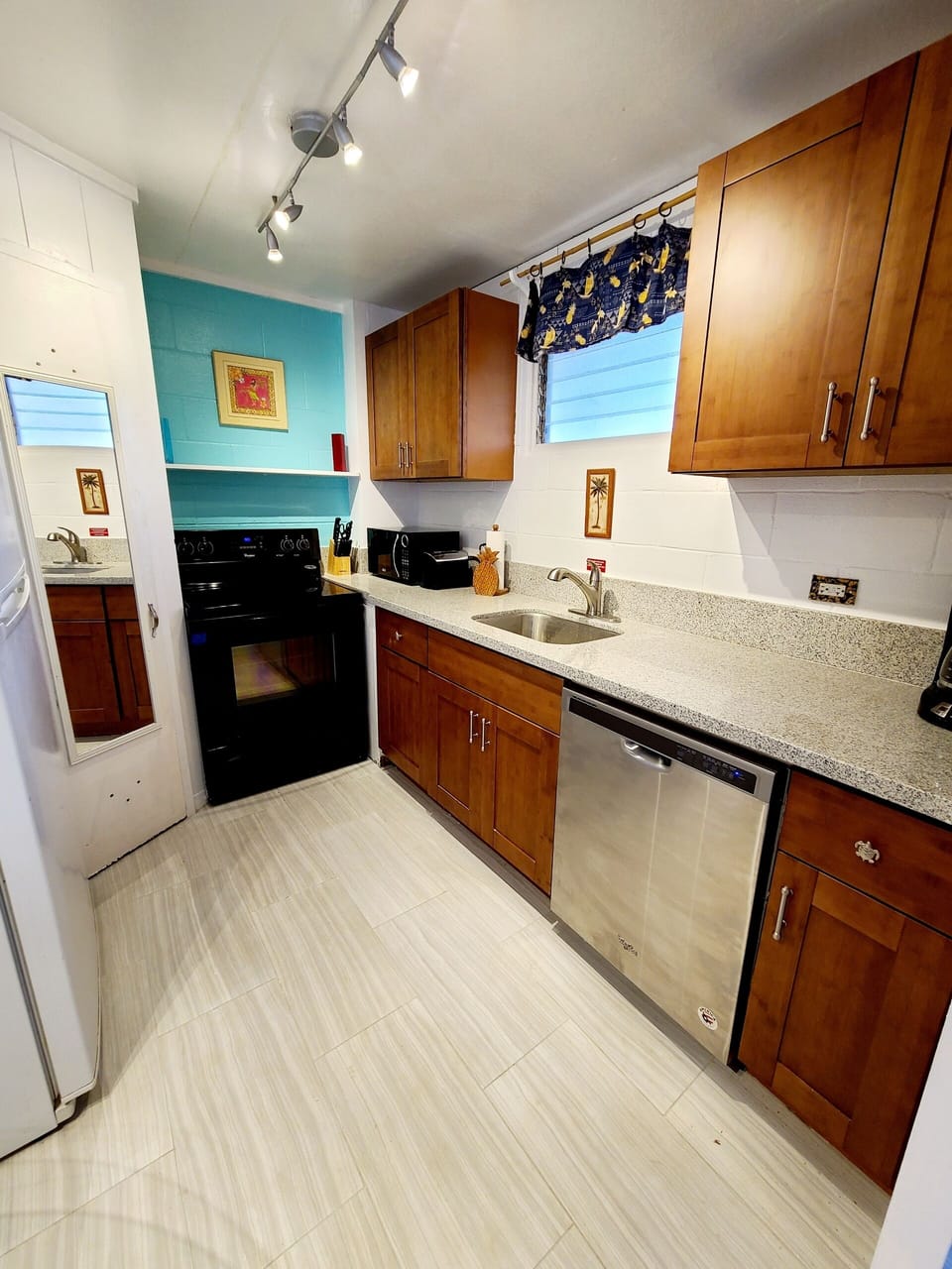 B4 Kitchen: Fridge w/ice maker, oven/stove, microwave, dishwasher, blender, etc