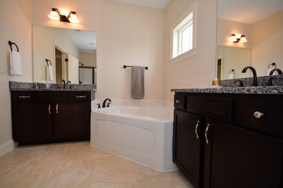 MASTER BATH WITH SOAKER TUB, SHOWER, SEPARATE TOILET AREA. LINENS PROVIDED