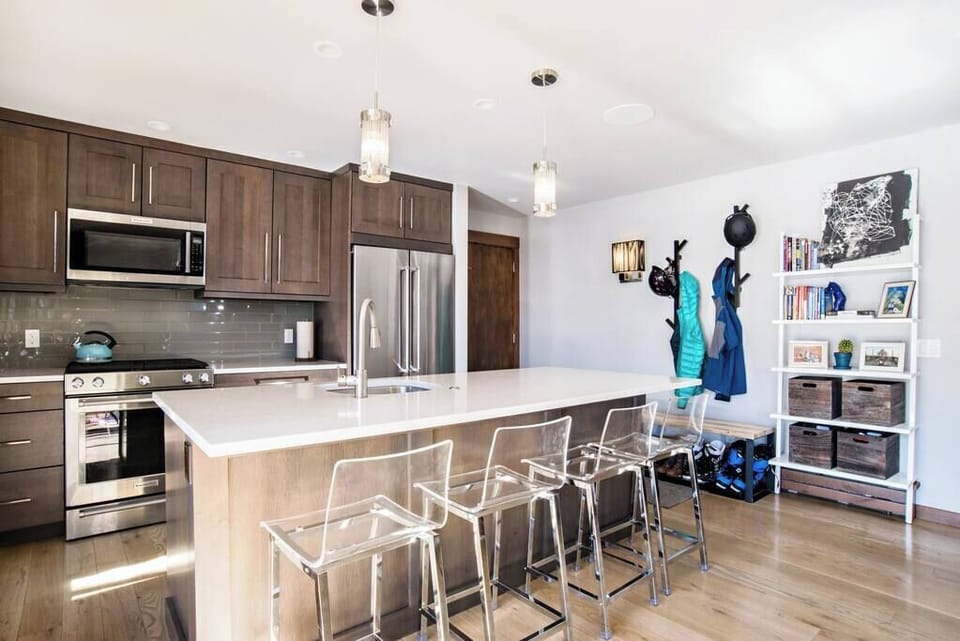 A chef-inspired kitchen with a gas range and everything needed for après-ski dinners at home.
