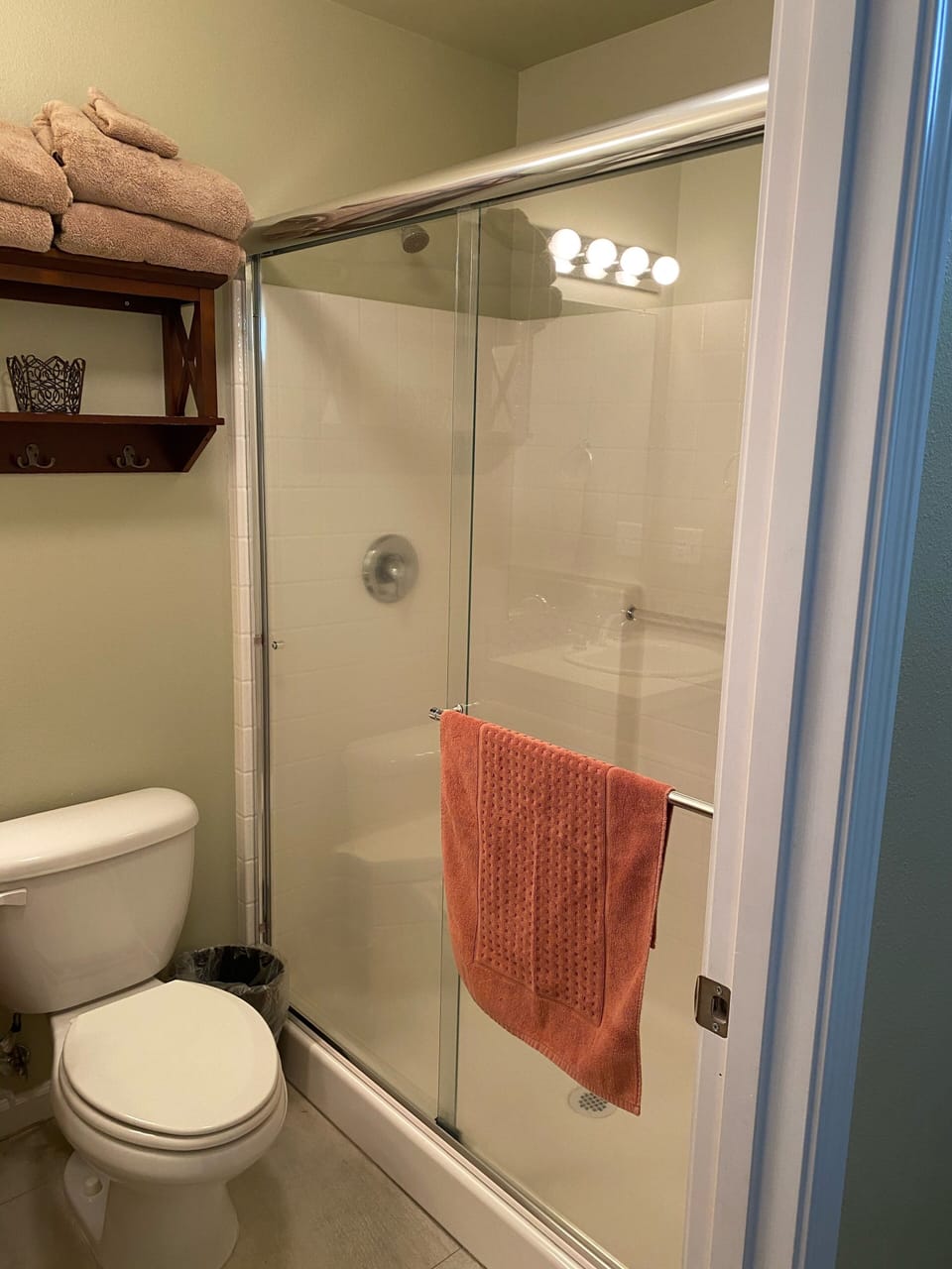 Upstairs hall bath supplied with soap, shampoo and conditioner 