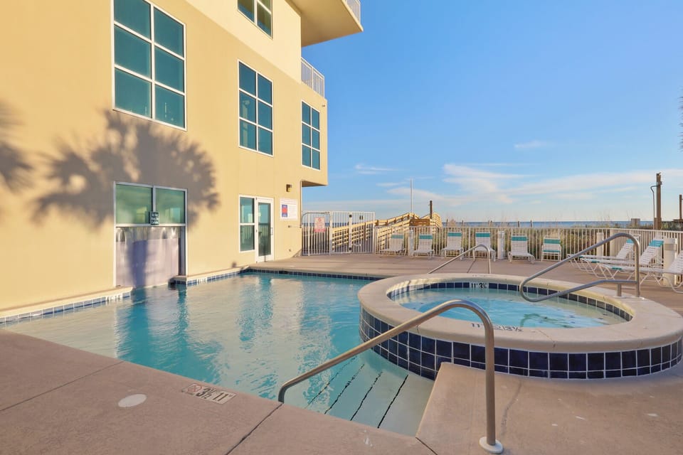 swim thru outdoor pool & hot tub
