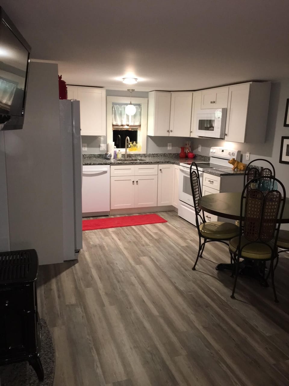 Granite Kitchen: 36” fridge/freezer, dish washer, oven/range, & microwave.