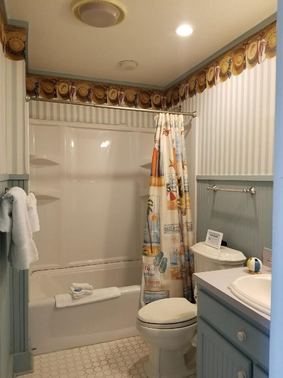 Upstairs Bath in bedroom #4