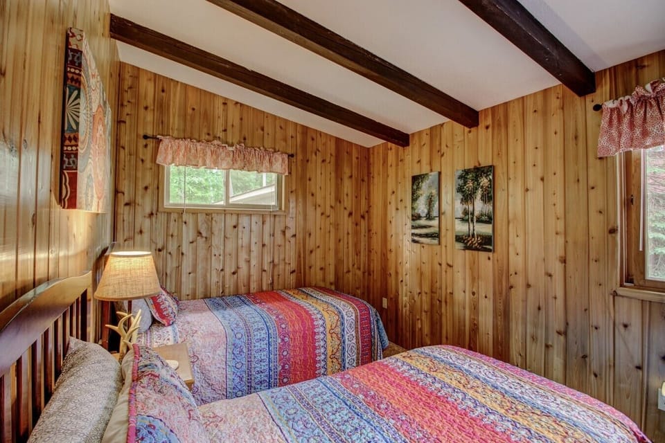 Second bedroom with two twin beds