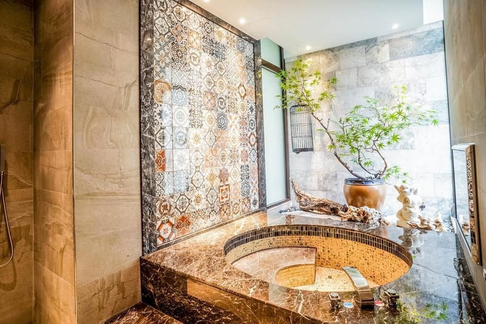 Deluxe Double Room | Bathroom | Free toiletries, hair dryer, slippers