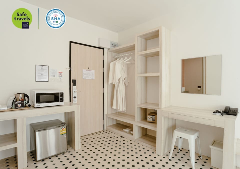 Deluxe Double Room, Garden View | In-room safe, desk, blackout drapes, free WiFi