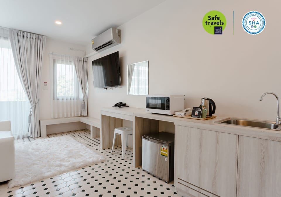 Deluxe Double Room, City View | In-room safe, desk, blackout drapes, free WiFi