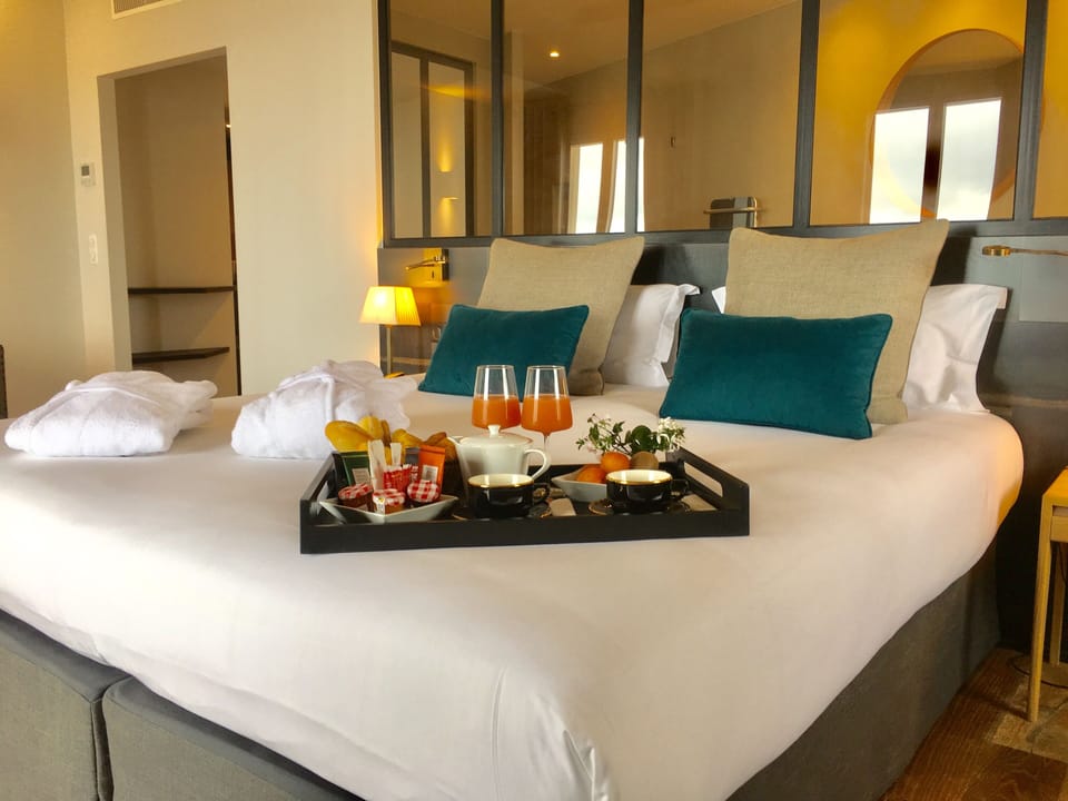 Chambre Vue Mer Balcon Prestige Supérieure | 13 bedrooms, in-room safe, individually decorated
