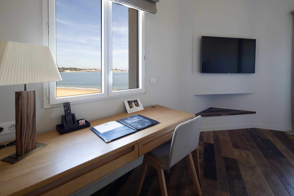 Chambre Vue Mer Balcon Prestige Supérieure | 13 bedrooms, in-room safe, desk, laptop workspace