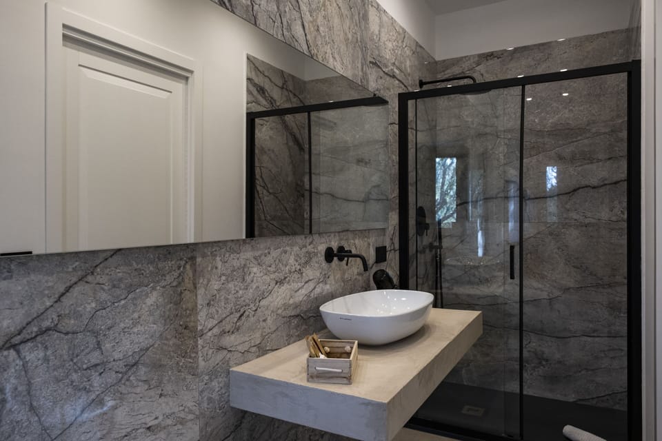 Double Room | Bathroom | Shower, free toiletries, hair dryer, bidet