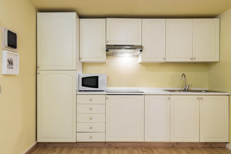 Studio | Private kitchen | Fridge, microwave, stovetop, coffee/tea maker