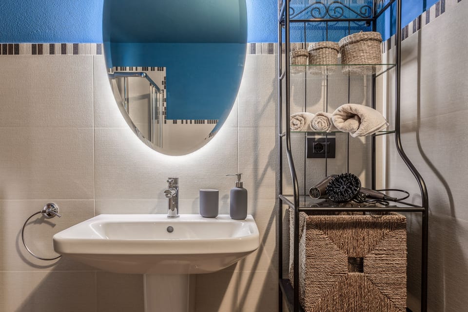 Deluxe Double Room, City View (Porta Tagliata) | Bathroom | Shower, free toiletries, hair dryer, bidet