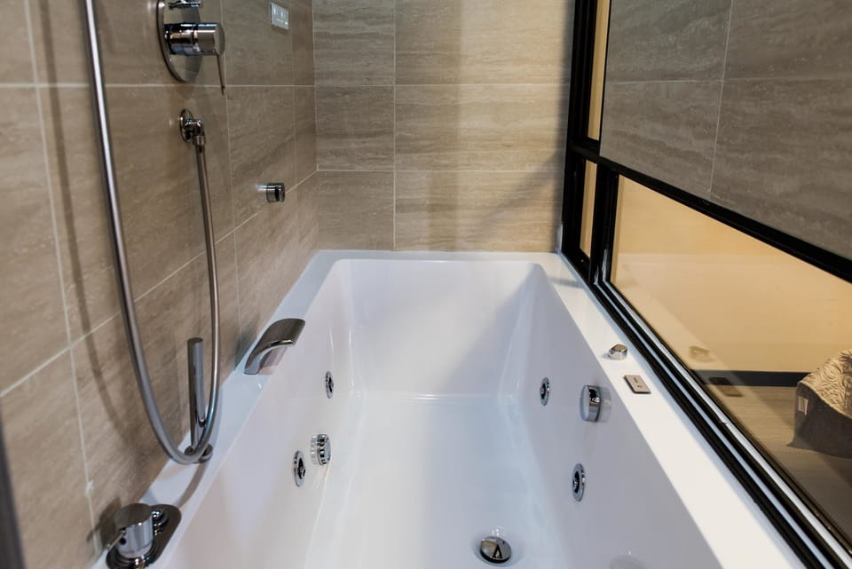 Superior Room, 1 King Bed, Jetted Tub | Jetted tub