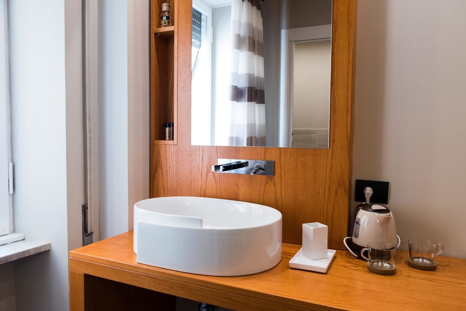 Superior Room, 1 King Bed, Non Smoking | Bathroom sink