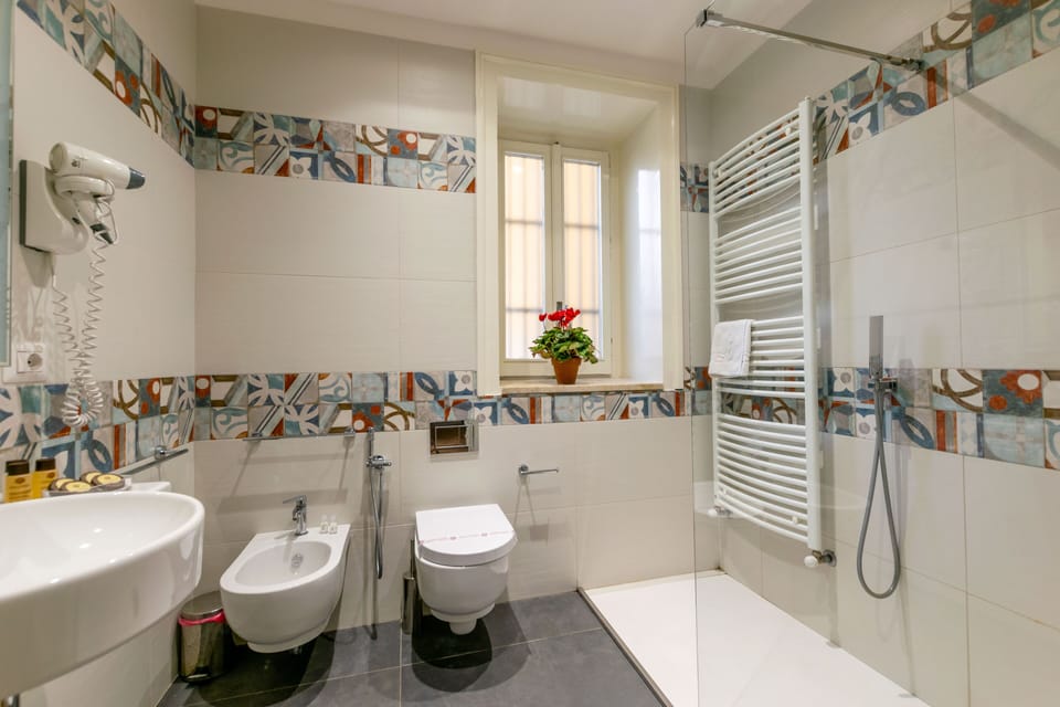 Deluxe Suite | Bathroom | Shower, rainfall showerhead, free toiletries, hair dryer