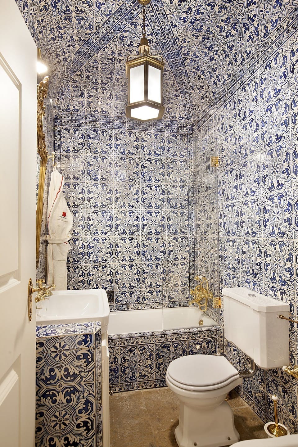 Comfort Double Room, 1 King Bed, Non Smoking, City View | Bathroom | Bathtub, free toiletries, hair dryer, bathrobes