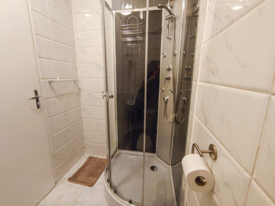 Comfort Twin Room, 2 Twin Beds, Non Smoking, Pool View | Bathroom shower