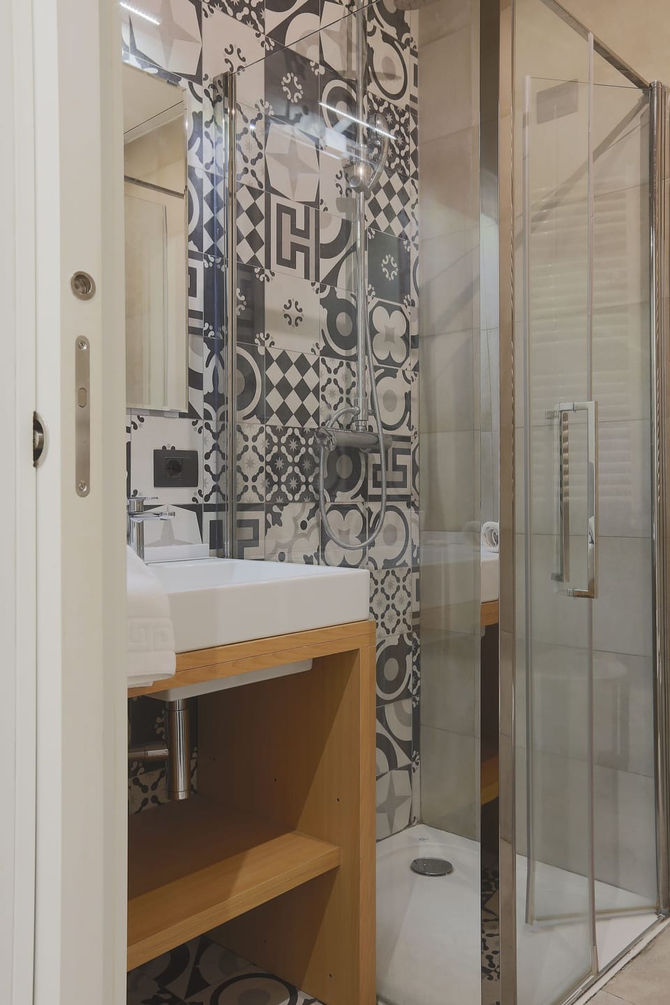 Deluxe Double or Twin Room | Bathroom | Shower, free toiletries, hair dryer, bidet