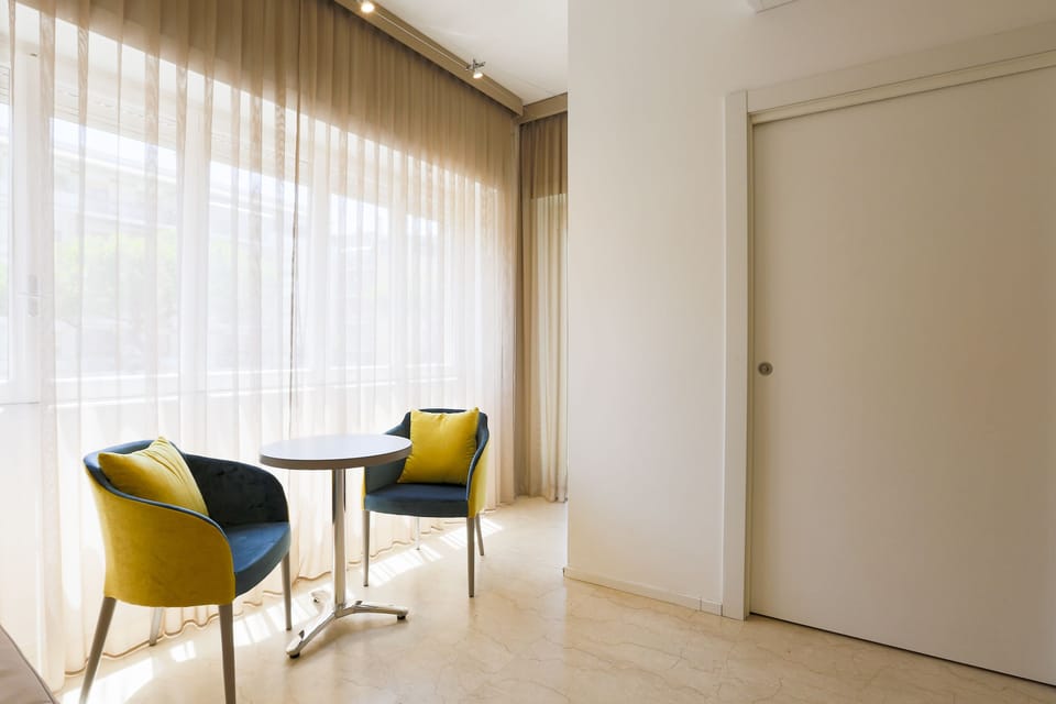 Quadruple Room | In-room safe, desk, blackout drapes, soundproofing