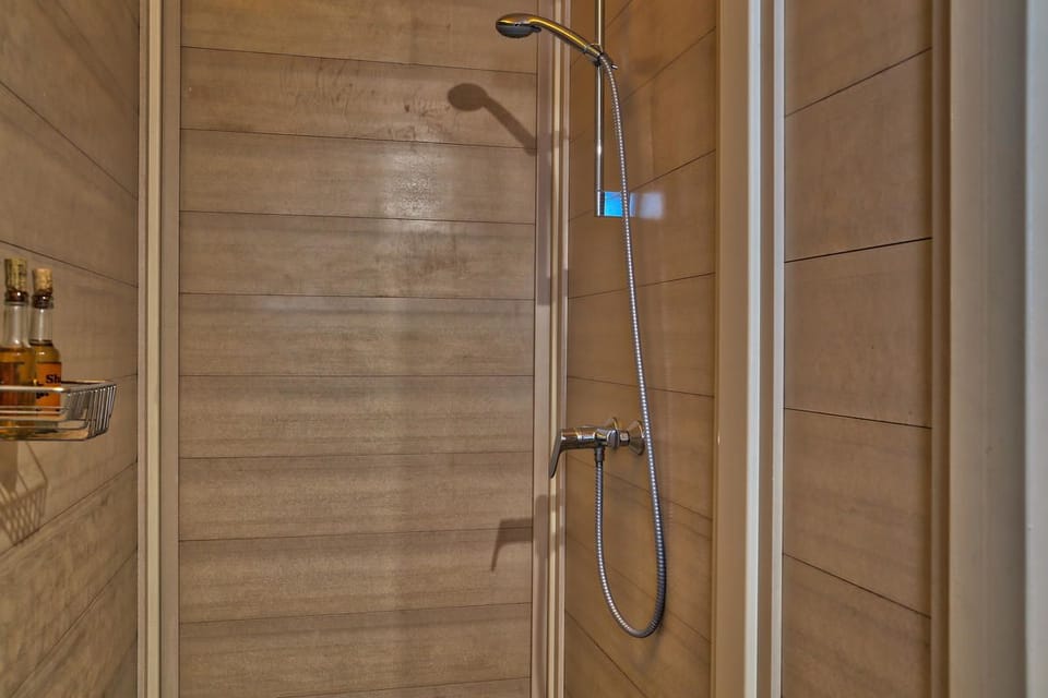 Luxury Room, 1 Bedroom | Bathroom shower