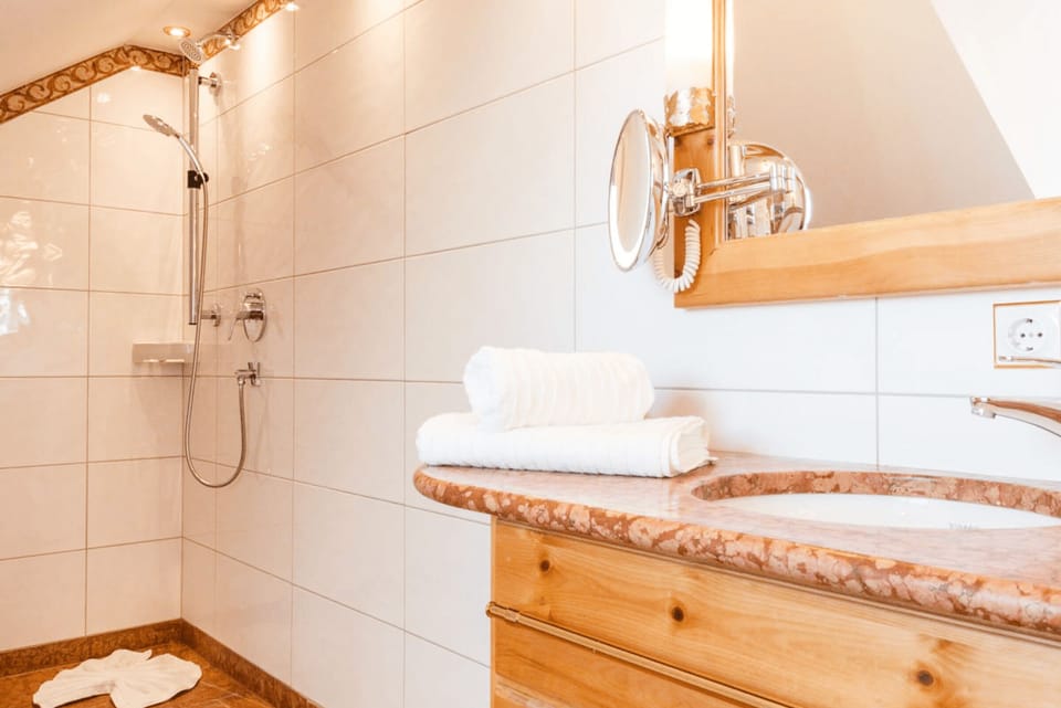 Standard Single Room | Bathroom | Shower, hair dryer, towels, soap