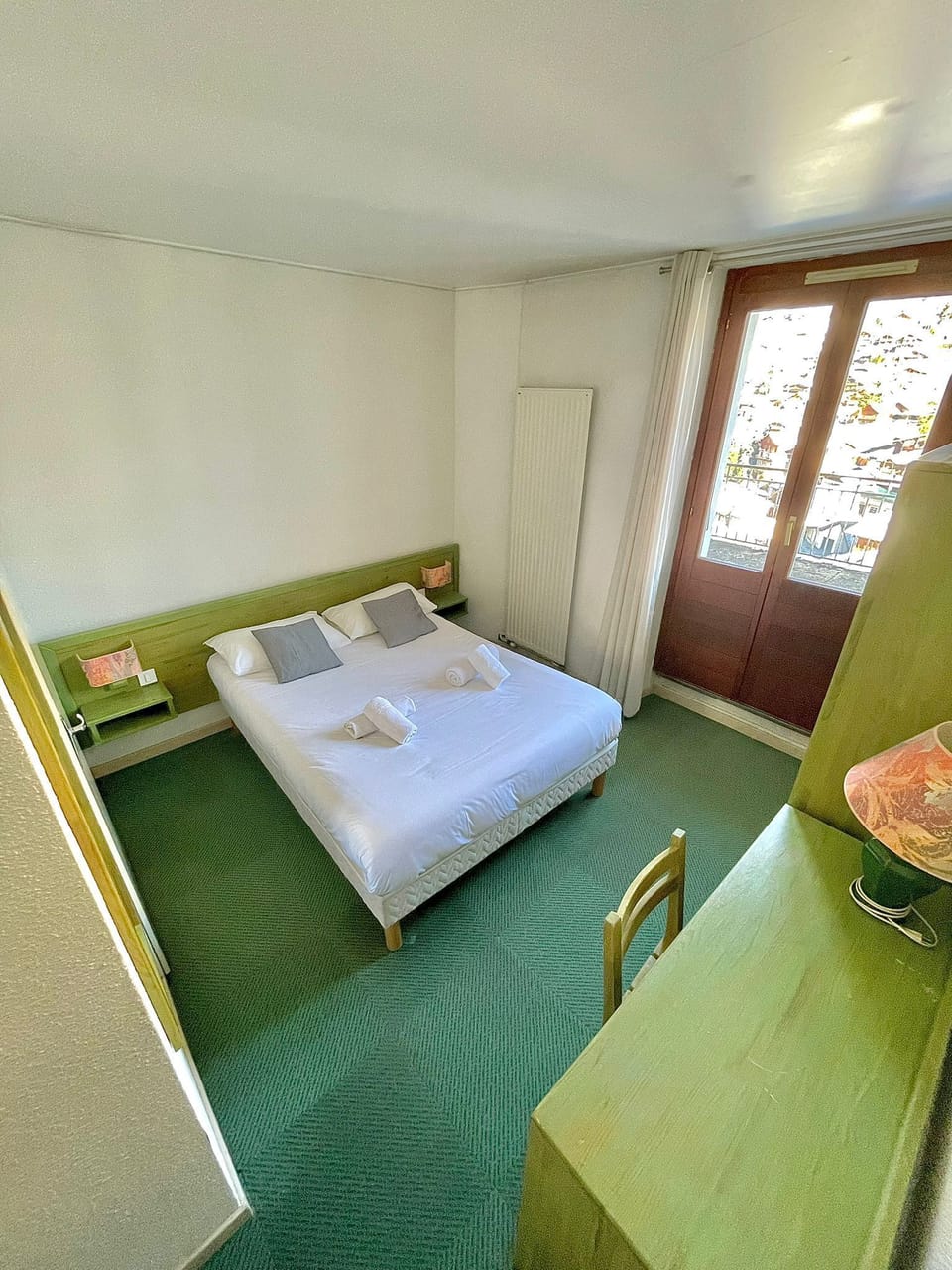 Double Room, Non Smoking | Desk, free cribs/infant beds, bed sheets