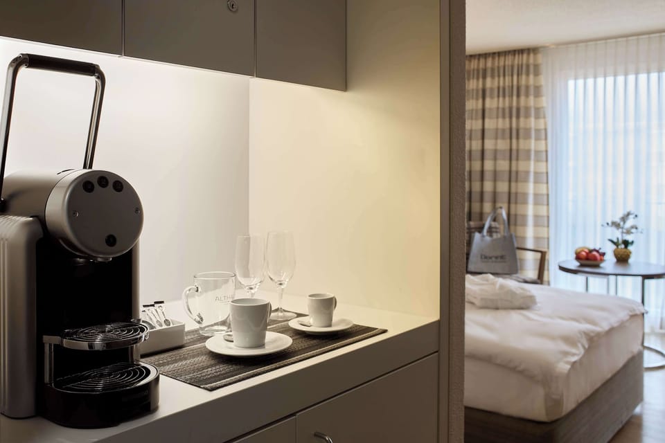 Hypo-allergenic bedding, minibar, desk, soundproofing