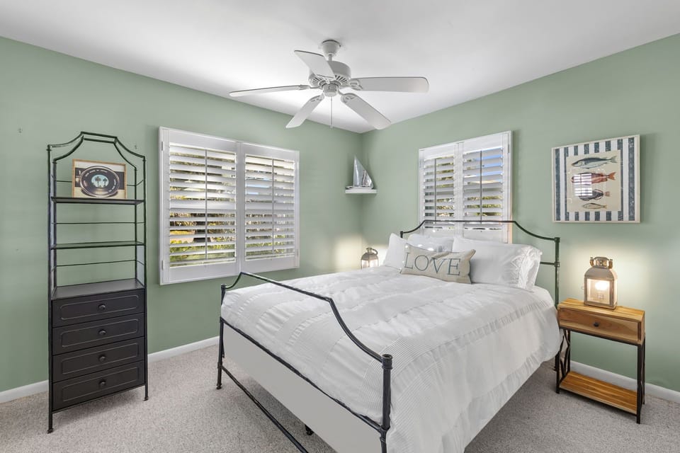 Guest Room #2 w/queen bed.
