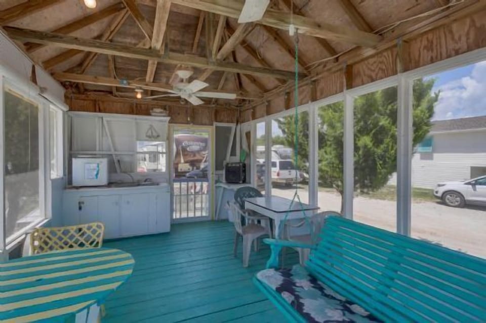Inside_Common_Screen_Porch.