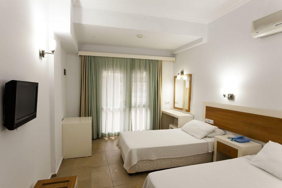 Standard Room | 1 bedroom, in-room safe, desk, blackout drapes