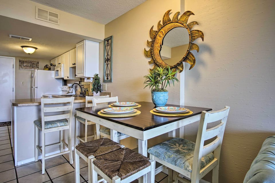 Dining Area | Dishware/Flatware Provided