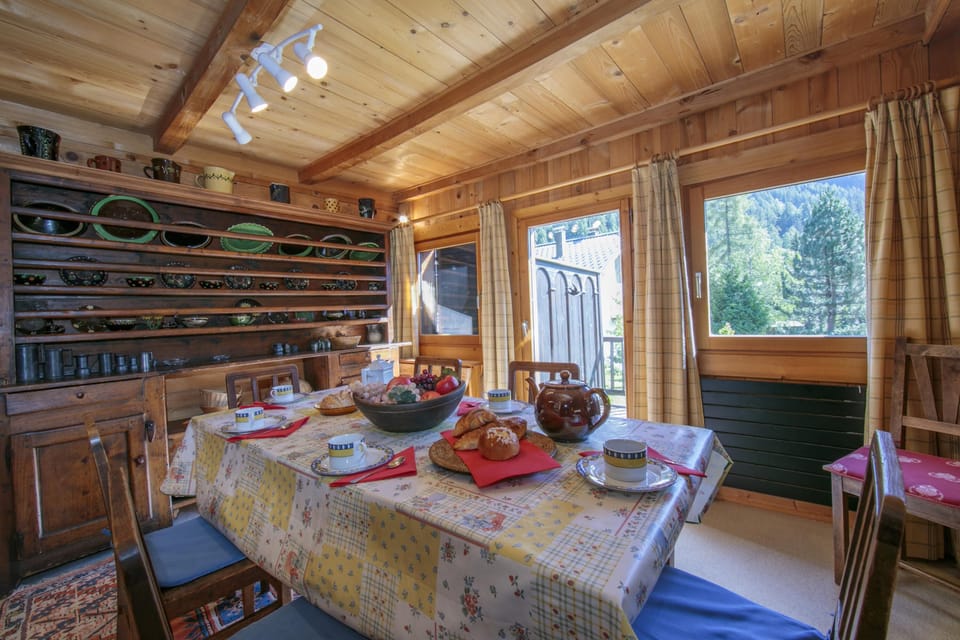 Dining space with balcony