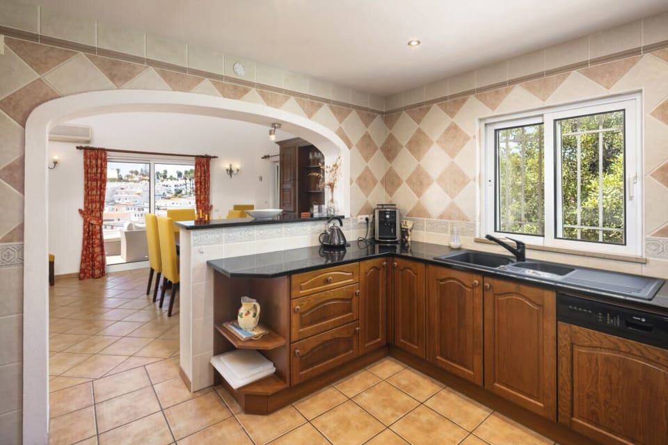 Carvoeiro Rentals Casa Caravela kitchen2