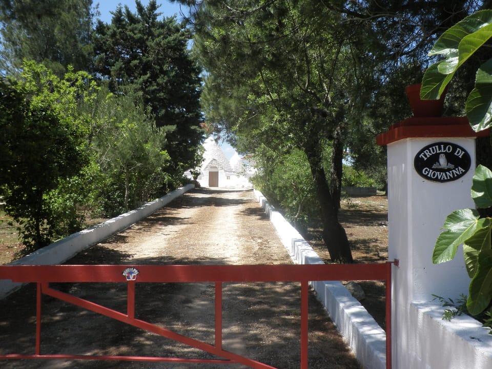 Front drive to property as seen on arrival. At night there is a gate light. 