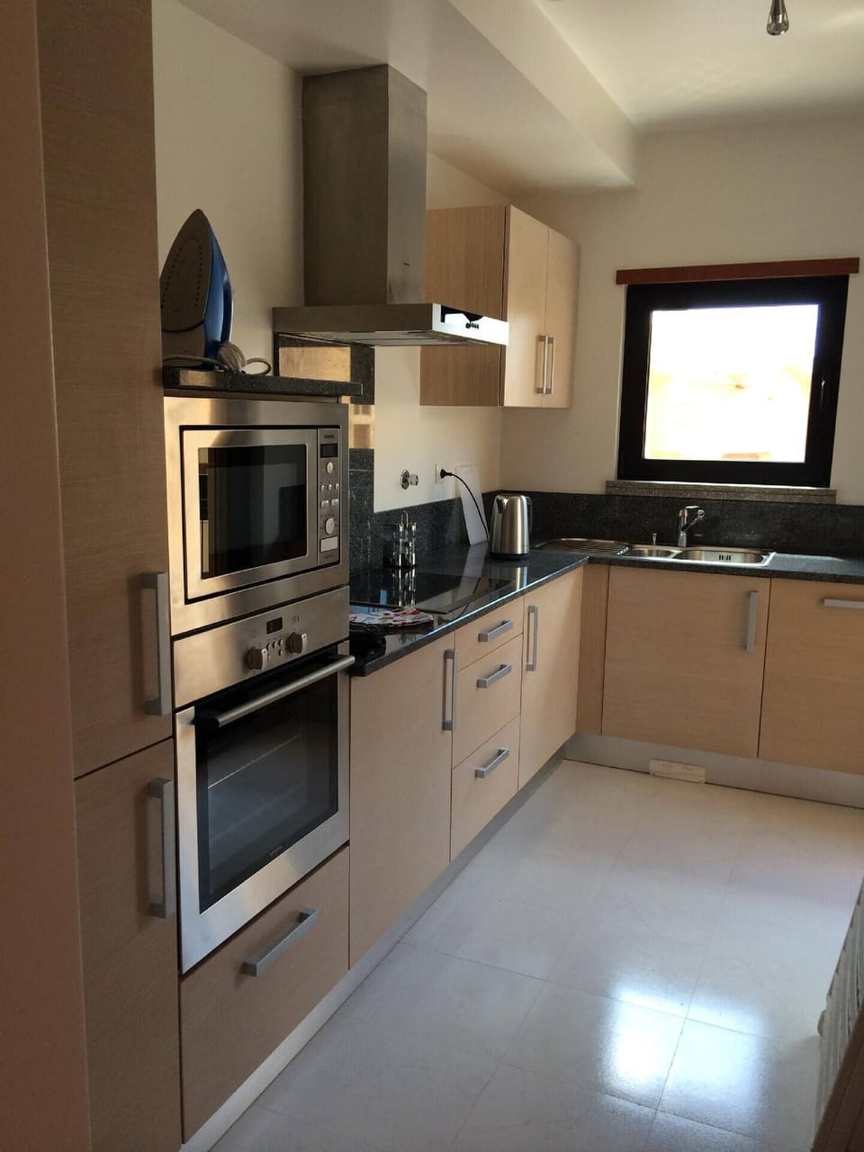 Well fitted kitchen with washing machine and dishwasher