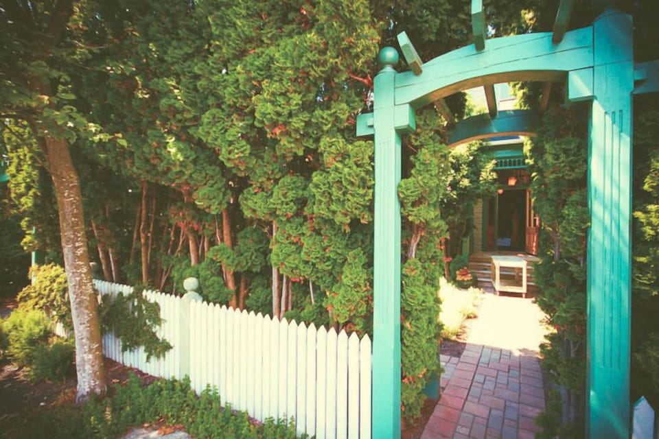 Studio, 1 Queen Bed, Non Smoking (Heritage House 4) No Pets | Iron/ironing board, WiFi (free), bed sheets